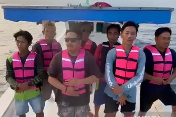 Warga pesisir membantu pencarian rombongan jurnalis hilang kontak di Selat Sunda