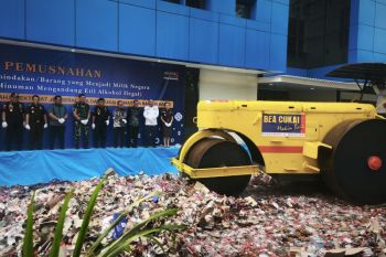 Bea Cukai Sumbagbar musnahkan rokok dan miras ilegal senilai Rp68,88 miliar