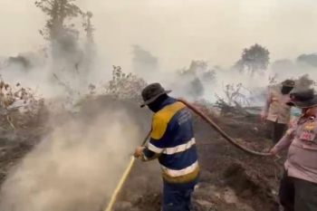 Brimob BKO dari Polda Bali di Kalbar bertugas padamkan karhutla hingga bakti sosial