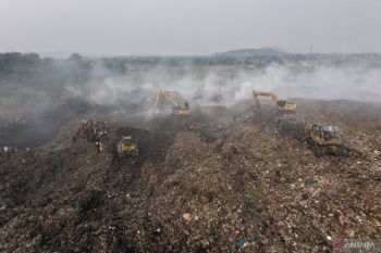 Hari keempat, bara masih tersimpan di timbunan sampah TPAS Galuga