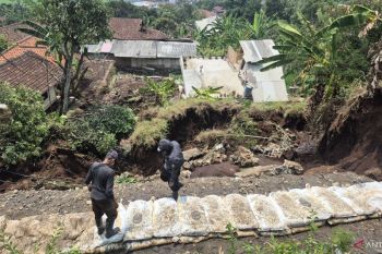 Pemkab siapkan relokasi dua rumah terdampak longsor Kutawaringin Bandung