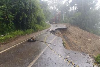 Jalan provinsi di Agam amblas dampak hujan cukup tinggi