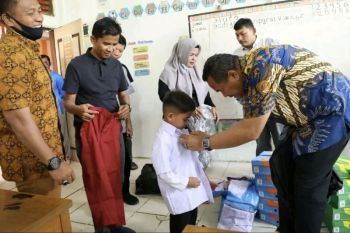 Pemkot Pariaman serahkan seragam sekolah gratis kepada 1.300 siswa SD