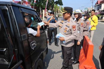 Polres Pasaman Barat turun ke jalan bagikan masker antisipasi dampak karhutla