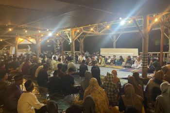 Warga Carita  doa bersama untuk jurnalis dan kru kapal