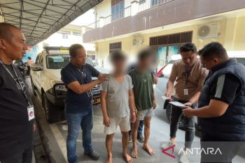 Polrestabes Medan tangkap dua pengedar sabu yang kabur lewat atap rumah