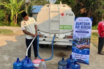 PLN salurkan sebanyak 50 ribu liter air bersih bagi warga dan santri di Provinsi Kalbar