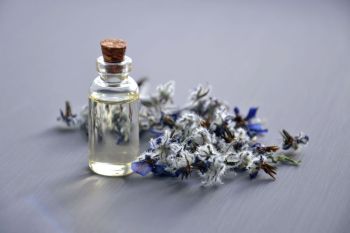Cara tepat pakai minyak lavender untuk membantu tidur lebih nyaman