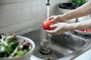 Jangan langsung dimakan, ini alasan apel sebaiknya dicuci terlebih dahulu