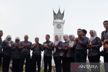Wartawan Bukittinggi gelar doa bersama di Jam Gadang untuk jurnalis hilang di Krakatau