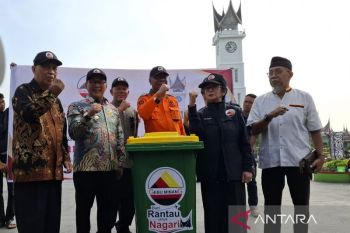Wujudkan kota bersih, Pemkot Bukittinggi terima bantuan 50 tong sampah dari Gebu Minang