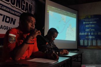 Update pencarian jurnalis Krakatau: Tim SAR temukan helm hingga jaket di Selat Sunda