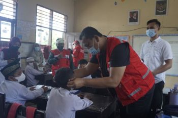 Pemkab-PMI Pasaman Barat bagikan masker ke pelajar antisipasi dampak kabut asap