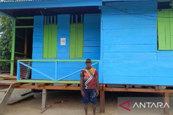Pokja Kampung Akar gunakan dana YPMAK bantu bangun rumah warga.