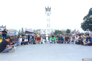 Lima jurnalis hilang saat peliputan bencana Krakatau, wartawan Bukittinggi gelar aksi solidaritas di Jam Gadang