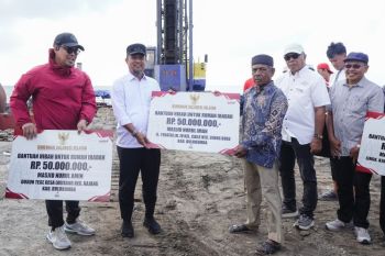 Pemprov Sulsel serahkan Rp17 M tingkatkan infrastruktur di Bulukumba