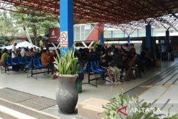 Keluarga korban kapal Virgo menanti kabar di Pelabuhan Trisakti