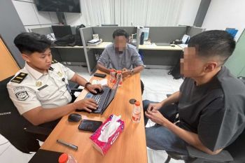 Imigrasi Banda Aceh serahkan dua WN RRT kepada Tim Inteldakim Kualanamu