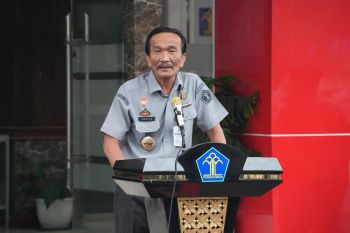 Kakanwil Kemenkum Sumut serahkan penghargaan pegawai teladan