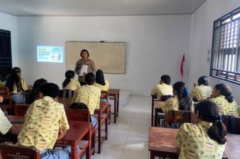 Polda Maluku bekali pelajar etika pergaulan dan bijak bermedia sosial lewat program polisi mengajar