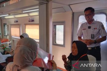 Daop 1 Jakarta sasar ratusan masyarakat dalam layanan Rail Clinic di Karawang