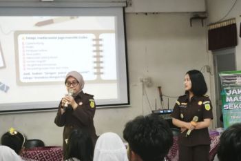 Kejari Semarang berikan edukasi hukum bijak bermedsos ke siswa SMP