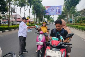 PWI Agam bagikan ribuan masker ke warga antisipasi ISPA