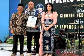 Kenal pamit Kapolres, Ketua Komisi II DPRD Barut serahkan cendera mata