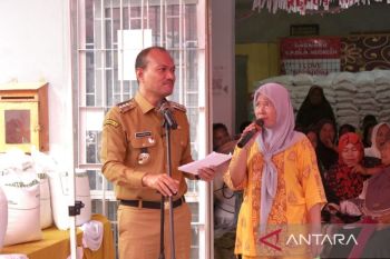 Pastikan tepat sasaran, Wali Kota Tanjungbalai pantau penyaluran bantuan pangan