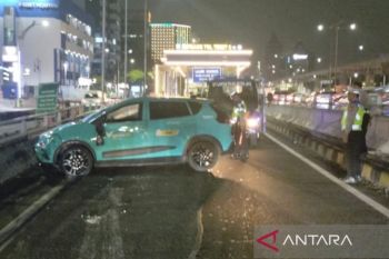 Taksi terguling usai tabrak pembatas jalan dekat GT Tebet 2