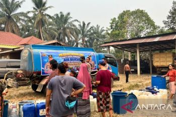 Polisi salurkan 10.000 liter air untuk warga Muba