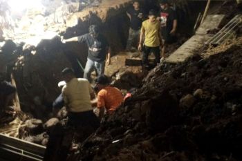 Seorang tewas tertimbun tembok galian drainase di Gowa