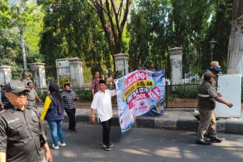 Pemkot Jakbar bongkar lapak penjual obat keras di Palmerah