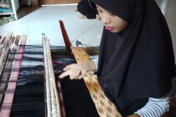 PLN Hidupkan regenerasi penenun Muda, kilau Songket Banyuasin gerakkan ekonomi Desa Merah Mata