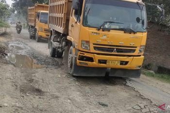 Truk diduga over kapasitas kembali lintasi jalan Provinsi Sergai, warga desak Gubernur Bobby bertindak