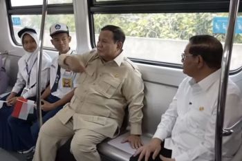 Presiden Prabowo tiba di Stasiun Kelapa Gading untuk resmikan pengoperasian rute LRT baru