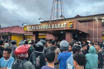 TNI bantu Polres Sumba Barat tenangkan warga usai penyerangan polres