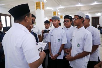 Puluhan santri belajar kepemimpinan bersama Wagub Taj Yasin