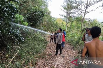 Polisi padamkan karhutla di lahan kosong Desa Laya OKU
