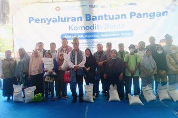 Serahkan bantuan pangan beras di Pekanbaru, Mentan sebut ini tak lagi dari luar negeri