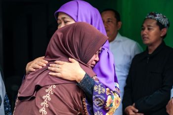 Khofifah fasilitasi pendidikan keluarga korban KM Virgo