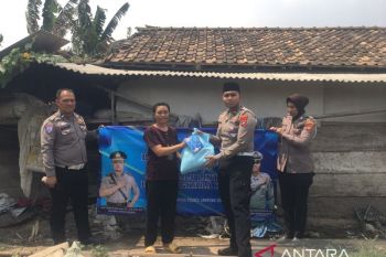 Satlantas Polres Lamsel bagikan sembako kepada warga di pesisir Canti