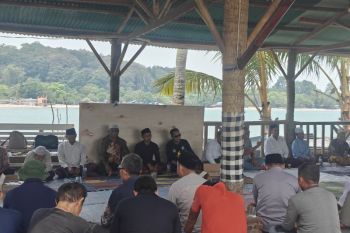 Keluarga dan warga tak henti gelar doa bersama operasi SAR jurnalis