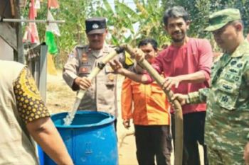 Polresta Karawang bersama TNI kirim air bersih ke Telukjambe