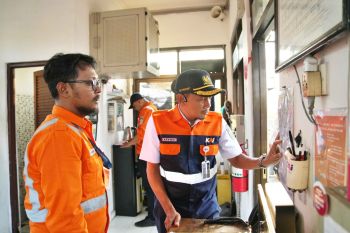 KAI Madiun cek kesiapan petugas PJL pastikan keselamatan perjalanan KA