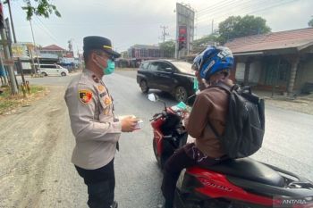 Dinkes Tapin dan Polisi bagikan ribuan masker cegah ISPA