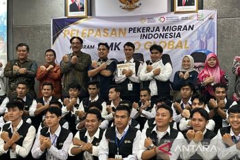 Wamen P2MI lepas 40 pekerja asal Sumbar ke Malaysia