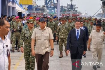 Menhan dan pejabat TNI tinjau isi kapal induk Giuseppe Garibaldi