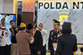 Kapolda dan Wagub NTT menerima Bintang Kehormatan dari LVRI