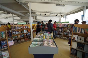 Kapal MV Doulos Hope menunda operasional perpustakaan